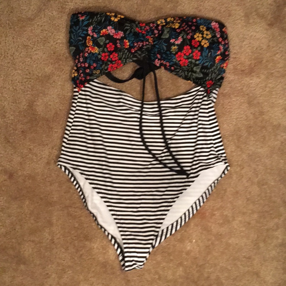 Medium strapless bathing suit